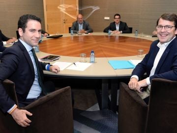 PP y Cs firman un acuerdo de 100 medidas para gobernar Castilla y León PP y Cs firman un acuerdo de 100 medidas para gobernar Castilla y León