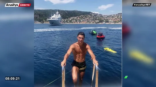 El planchazo de Cristiano Ronaldo en el mar durante sus exclusivas vacaciones El planchazo de Cristiano Ronaldo en el mar durante sus exclusivas vacaciones