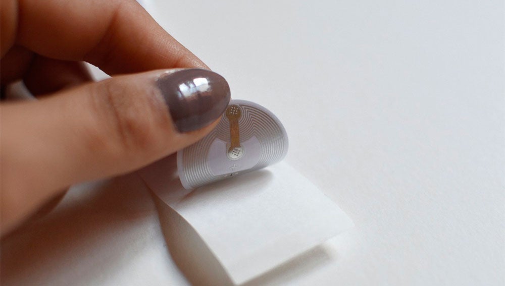Una pegatina con chip NFC integrado