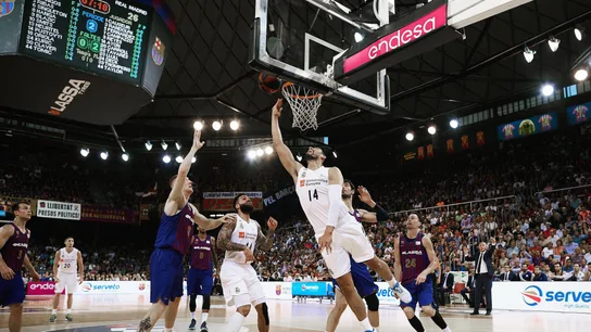 Gustavo Ayón anota ante la defensa del Barcelona en El Palau  Gustavo Ayón anota ante la defensa del Barcelona en El Palau