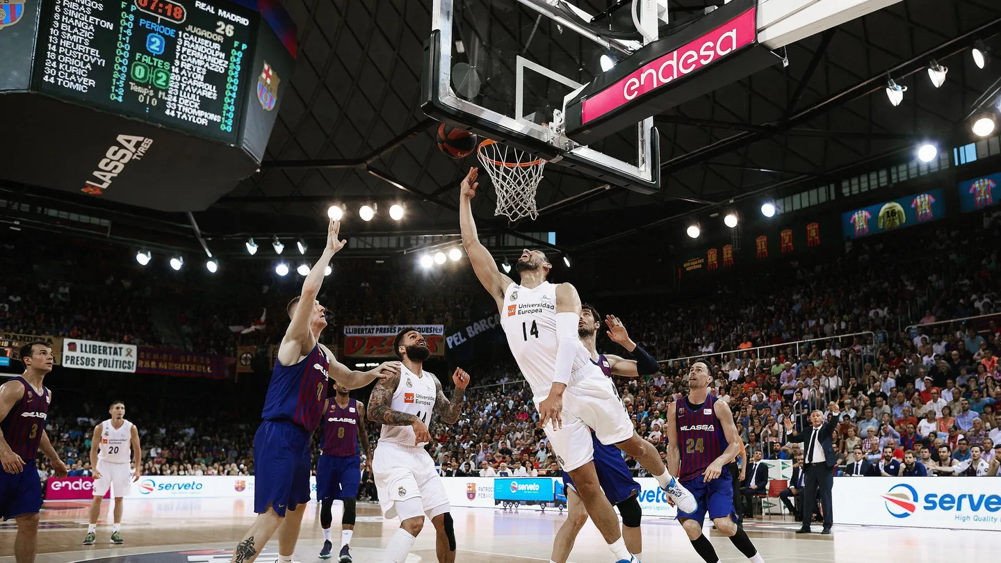 Gustavo Ayón anota ante la defensa del Barcelona en El Palau Gustavo Ayón anota ante la defensa del Barcelona en El Palau