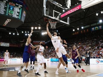 Gustavo Ayón anota ante la defensa del Barcelona en El Palau Gustavo Ayón anota ante la defensa del Barcelona en El Palau