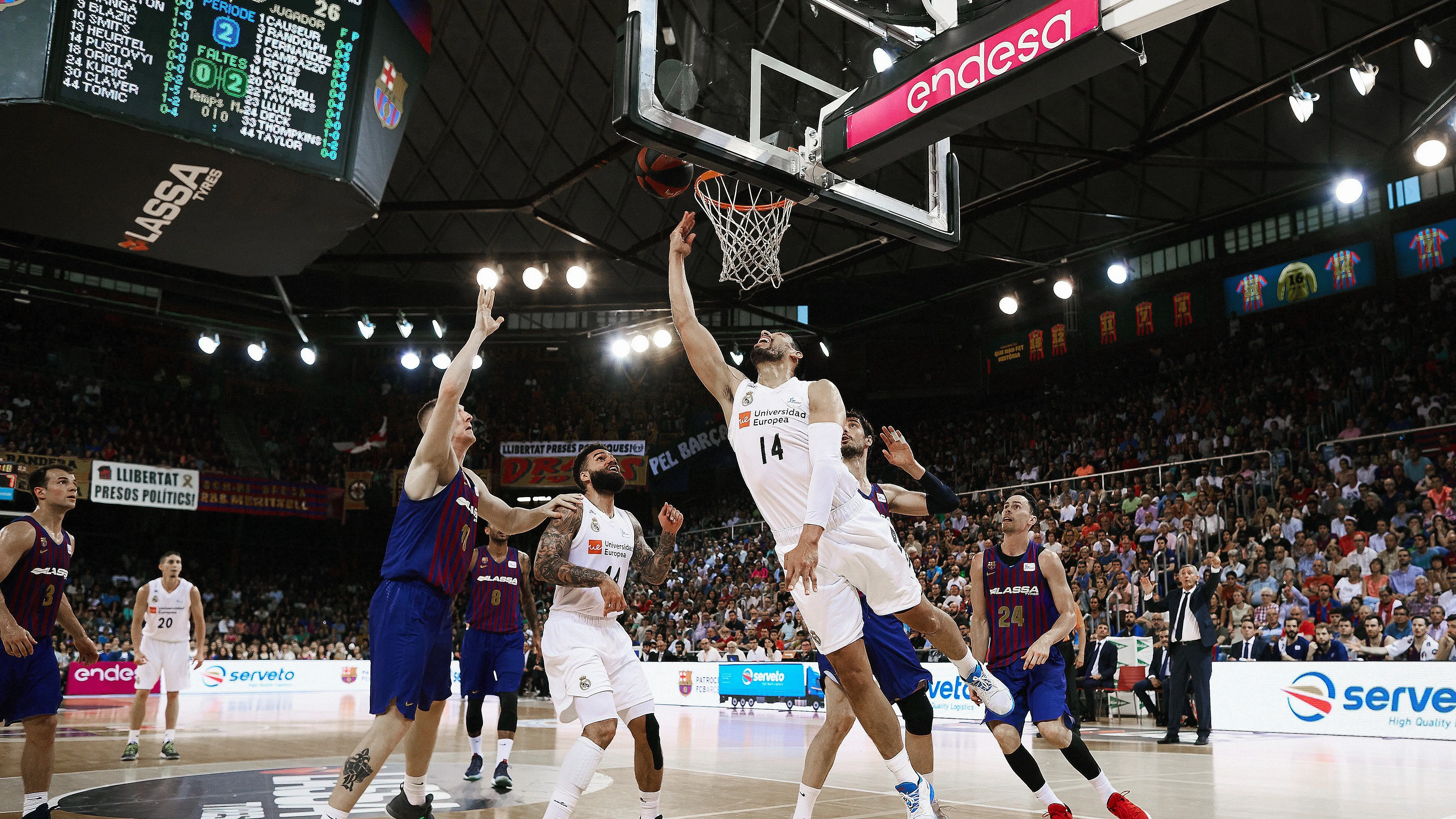  Gustavo Ayón anota ante la defensa del Barcelona en El Palau