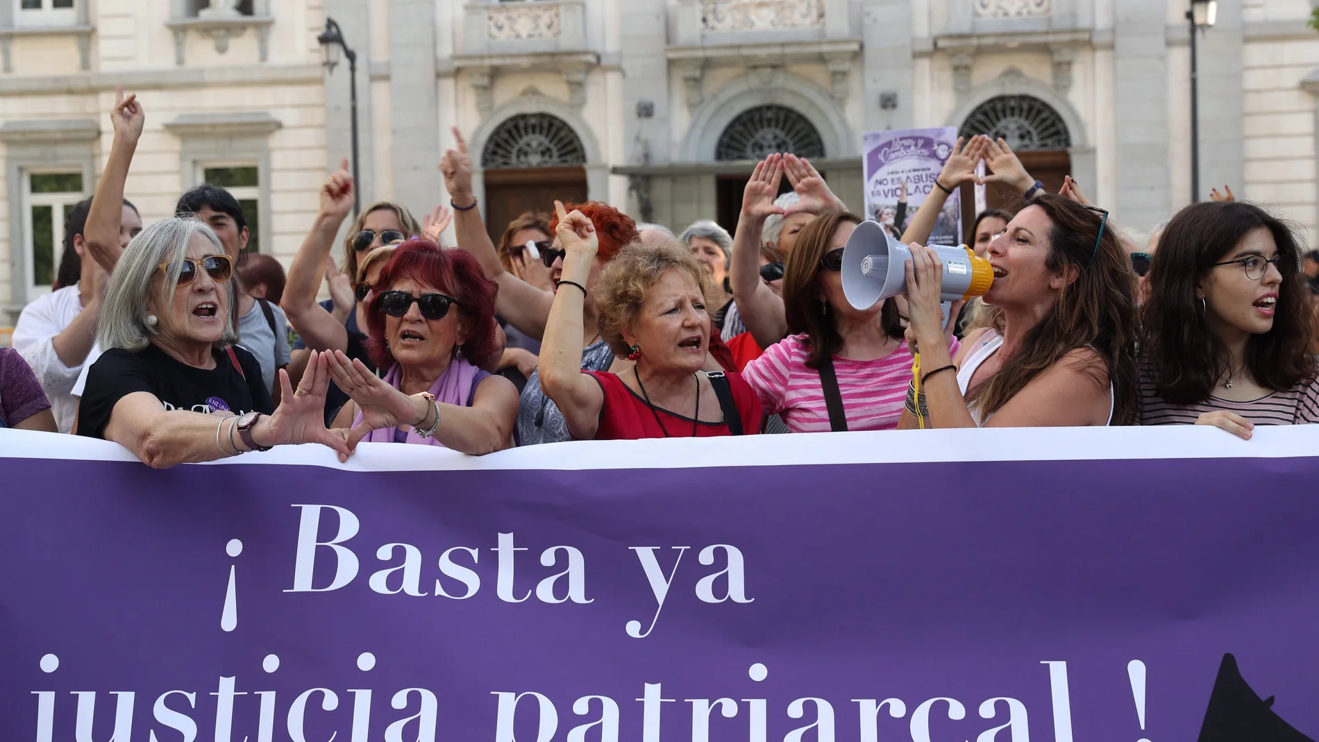 Organizaciones feministas de Madrid se concentran bajo el lema ¡Basta ya de justicia patriarcal!