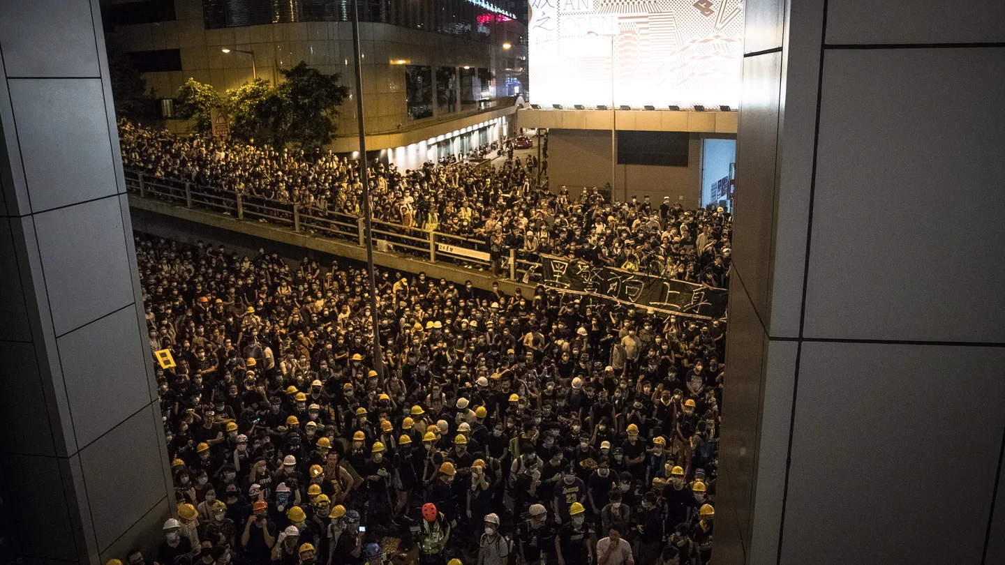 Miles de manifestantes rodean el cuartel general de la Policía en Hong Kong Miles de manifestantes rodean el cuartel general de la Policía en Hong Kong