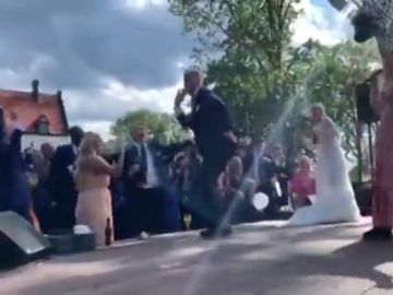 John Guidetti se vino arriba en su boda: atención al baile con los invitados entonando su nombre John Guidetti se vino arriba en su boda: atención al baile con los invitados entonando su nombre