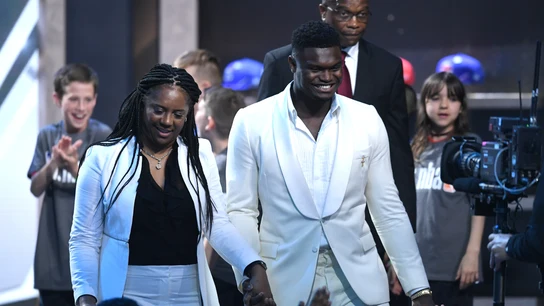 Sharonda, la madre de Zion Williamson, al lado de su hijo durante el draft de la NBA Sharonda, la madre de Zion Williamson, al lado de su hijo durante el draft de la NBA