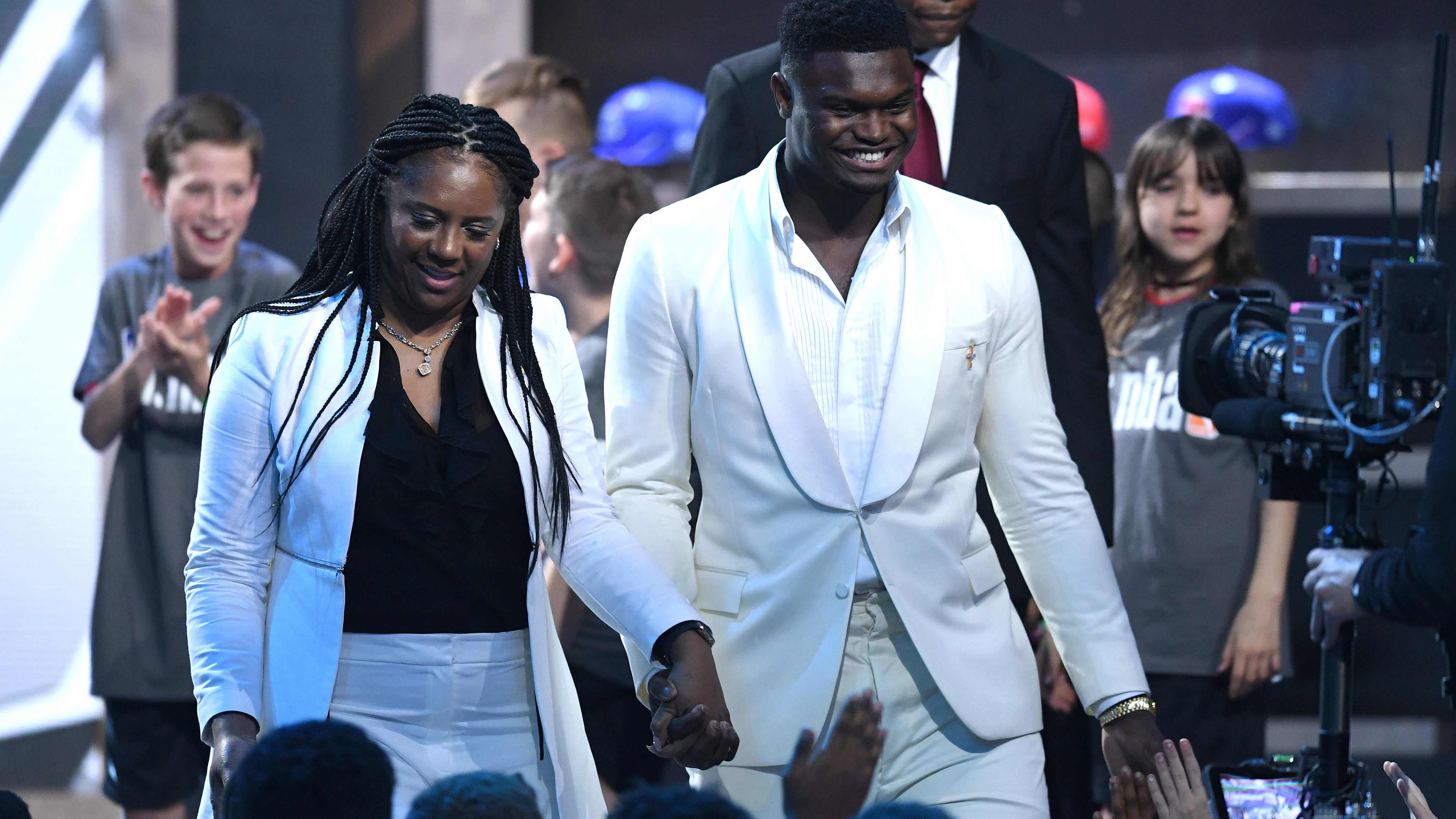 Sharonda, la madre de Zion Williamson, al lado de su hijo durante el draft de la NBA