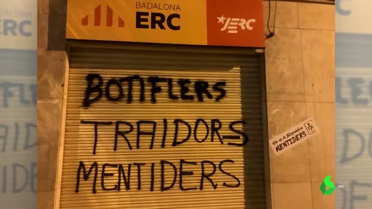 Los CDR pintan la sede de ERC en Badalona por romper el pacto con Guanyem: "Traidores, mentirosos" Los CDR pintan la sede de ERC en Badalona por romper el pacto con Guanyem: "Traidores, mentirosos"