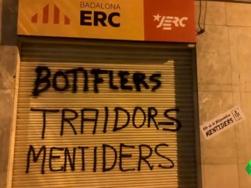 Los CDR pintan la sede de ERC en Badalona por romper el pacto con Guanyem: "Traidores, mentirosos" Los CDR pintan la sede de ERC en Badalona por romper el pacto con Guanyem: "Traidores, mentirosos"