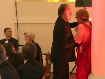 La agresión de un diputado conservador a una activista de Greenpeace La agresión de un diputado conservador a una activista de Greenpeace