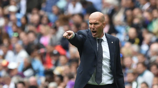 Zidane da indicaciones durante un partido Zidane da indicaciones durante un partido