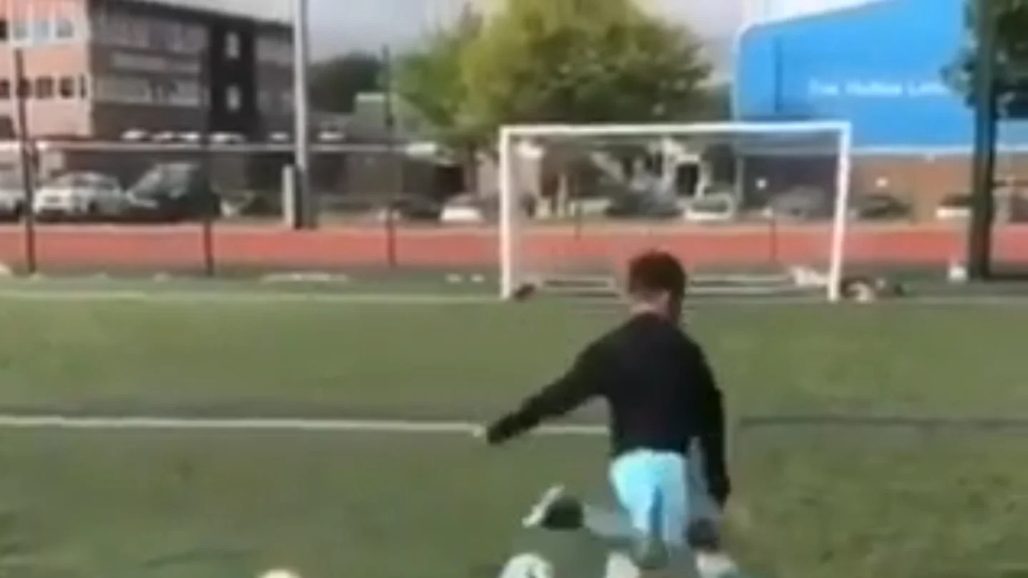Un niño golpea un balón Un niño golpea un balón