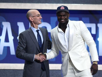 Adam Silver da la mano a Zion Williamson Adam Silver da la mano a Zion Williamson