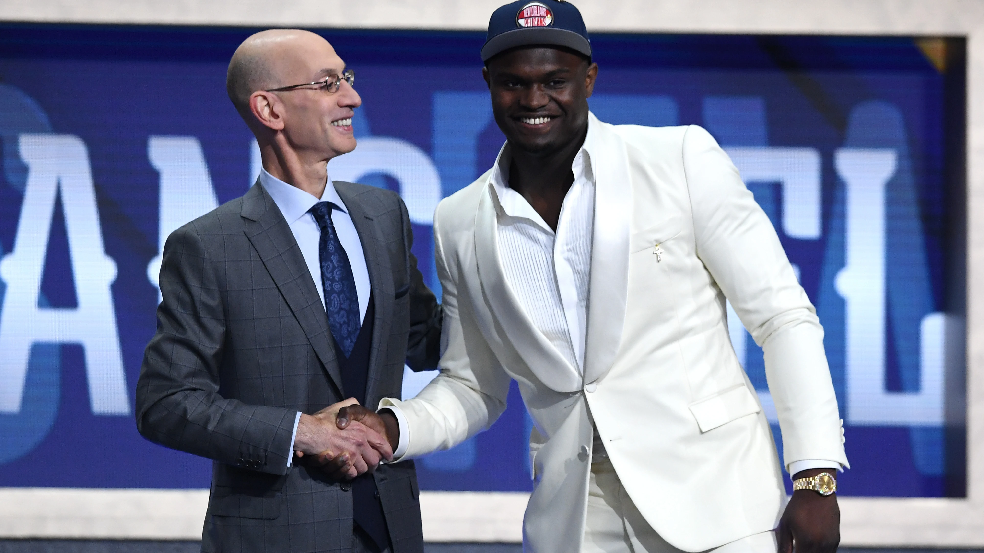 Adam Silver da la mano a Zion Williamson