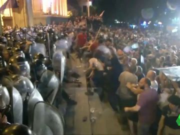 Protestas en Georgia por la presencia de diputados rusos en el Parlamento Protestas en Georgia por la presencia de diputados rusos en el Parlamento