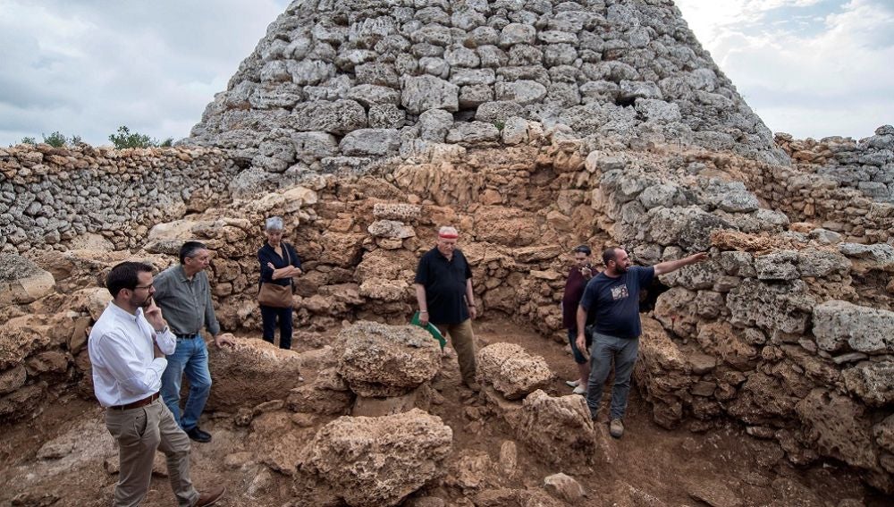 Restos arqueológicos en un talayot en Menorca