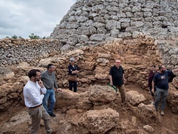 Restos arqueológicos en un talayot en Menorca Restos arqueológicos en un talayot en Menorca