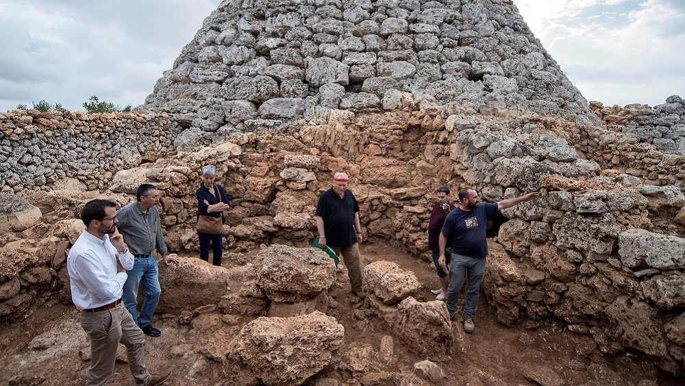 Restos arqueológicos en un talayot en Menorca.