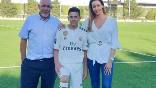 El hijo de Reyes, con la camiseta del Real Madrid El hijo de Reyes, con la camiseta del Real Madrid