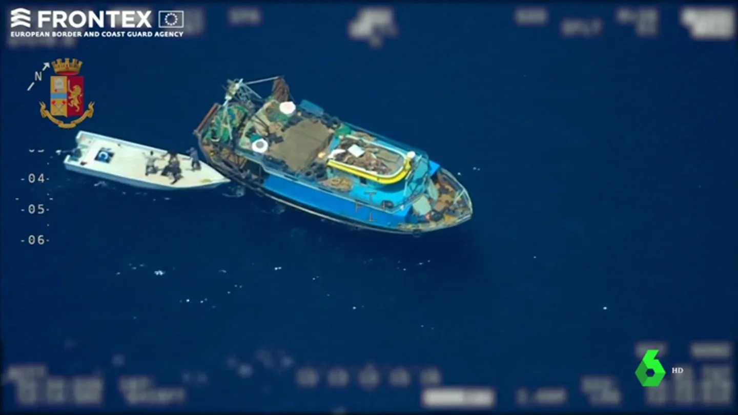 Detenidos siete traficantes grabados por Frontex en alta mar con 81 migrantes Detenidos siete traficantes grabados por Frontex en alta mar con 81 migrantes
