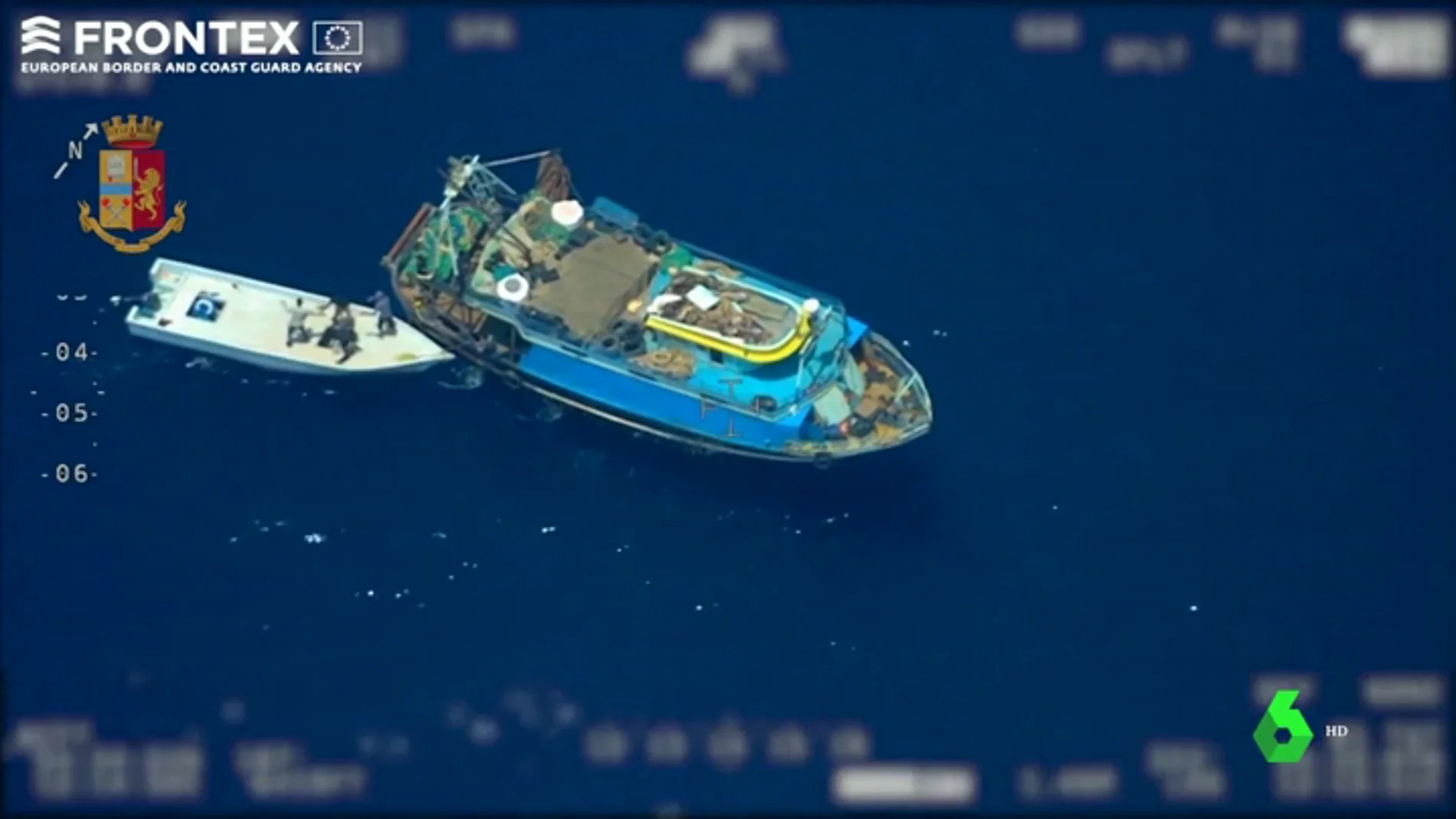 Detenidos siete traficantes grabados por Frontex en alta mar con 81 migrantes