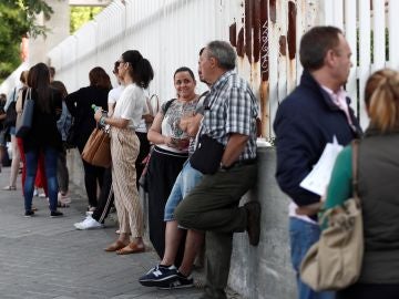 Decenas de profesores esperan este sábado a las puertas del IES Juan Bautista de Madrid Decenas de profesores esperan este sábado a las puertas del IES Juan Bautista de Madrid