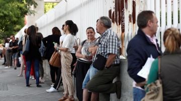 Decenas de profesores esperan este sábado a las puertas del IES Juan Bautista de Madrid