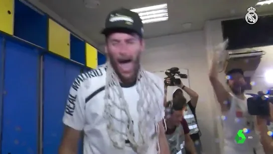 "¡Campeones, campeones!", así fue la fiesta del Real Madrid en el Palau tras ganar su 35ª ACB "¡Campeones, campeones!", así fue la fiesta del Real Madrid en el Palau tras ganar su 35ª ACB
