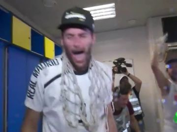 "¡Campeones, campeones!", así fue la fiesta del Real Madrid en el Palau tras ganar su 35ª ACB "¡Campeones, campeones!", así fue la fiesta del Real Madrid en el Palau tras ganar su 35ª ACB