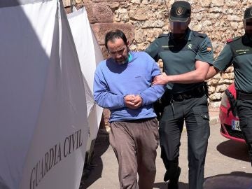 Uno de los hermanos siendo arrestado por la Guardia Civil Uno de los hermanos siendo arrestado por la Guardia Civil
