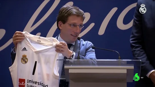 La anécdota de Martínez Almeida y el Real Madrid en el Ayuntamiento: "En el Atlético tenemos más hueco en la sala de trofeos" La anécdota de Martínez Almeida y el Real Madrid en el Ayuntamiento: "En el Atlético tenemos más hueco en la sala de trofeos"