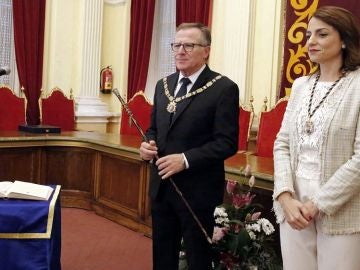 El nuevo presidente de la Ciudad Autónoma de Melilla, Eduardo de Castro, durante su toma de posesión El nuevo presidente de la Ciudad Autónoma de Melilla, Eduardo de Castro, durante su toma de posesión