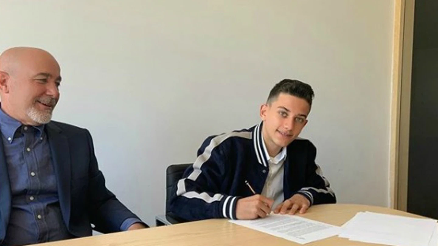 Reyes firma su contrato Reyes firma su contrato