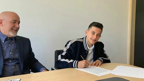 Reyes firma su contrato