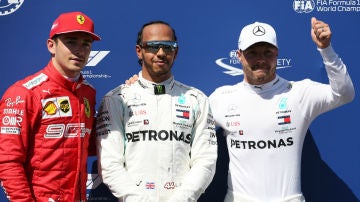 Lewis Hamilton, con Bottas y Leclerc