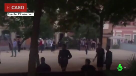 Im&aacute;genes cedidas sobre la pelea a la salida de una discoteca en el barrio de Gr&agrave;cia en Barcelona.