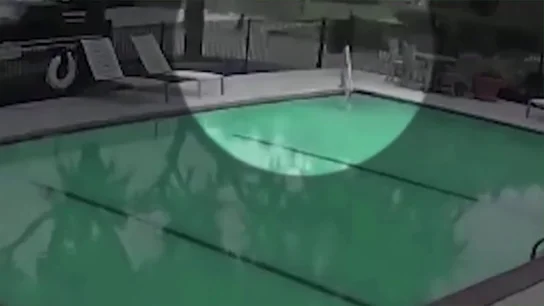 Imagen del momento en el que una madre atropella y mata a su hijo de tres años durante "un juego" Imagen del momento en el que una madre atropella y mata a su hijo de tres años durante "un juego"