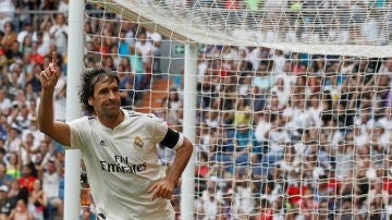 Raúl González celebra un gol