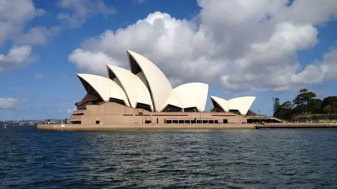 Para llegar a Sidney tendrás que soportar un vuelo largo... Para llegar a Sidney tendrás que soportar un vuelo largo...