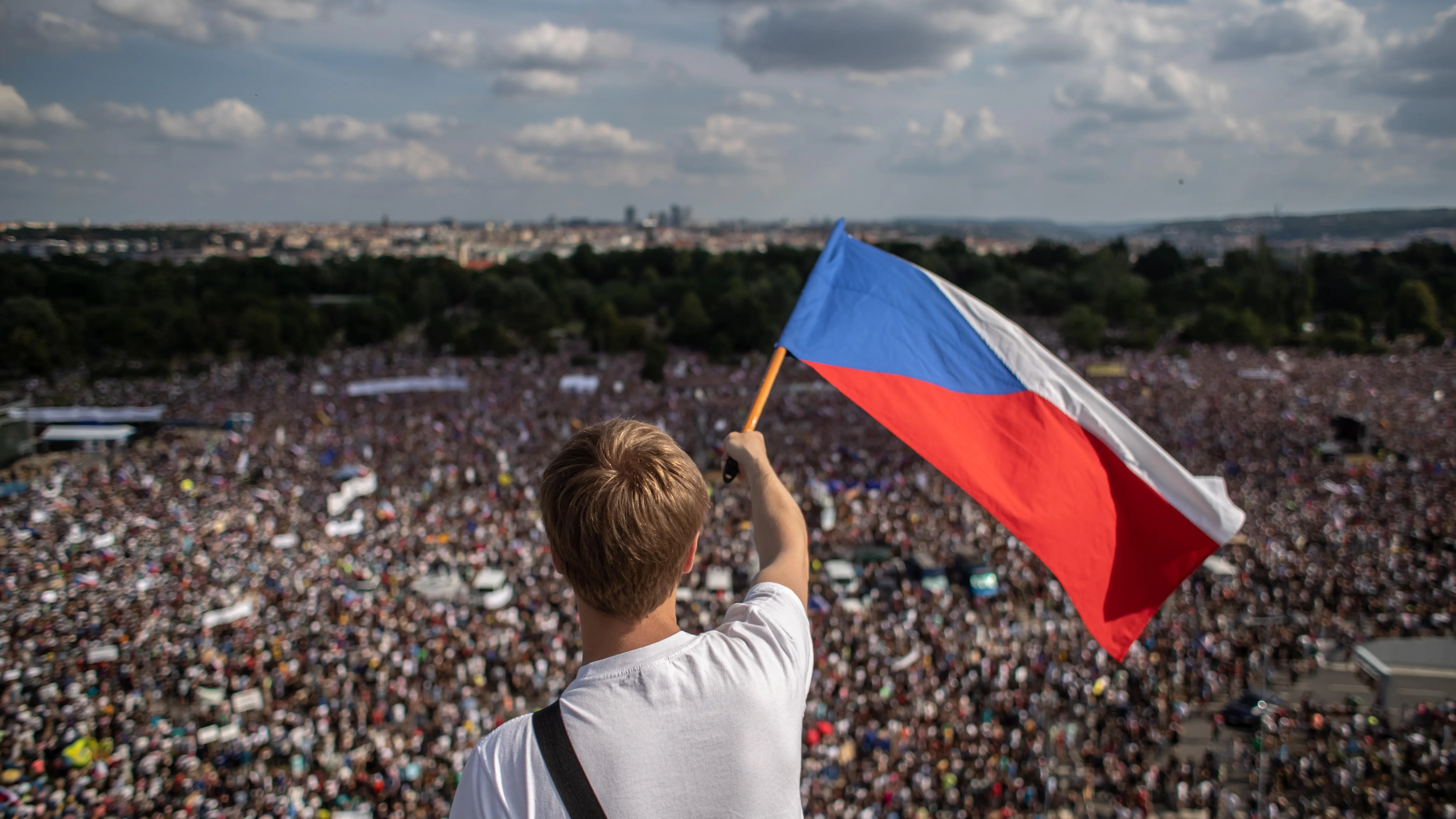 Un manifestante en Praga