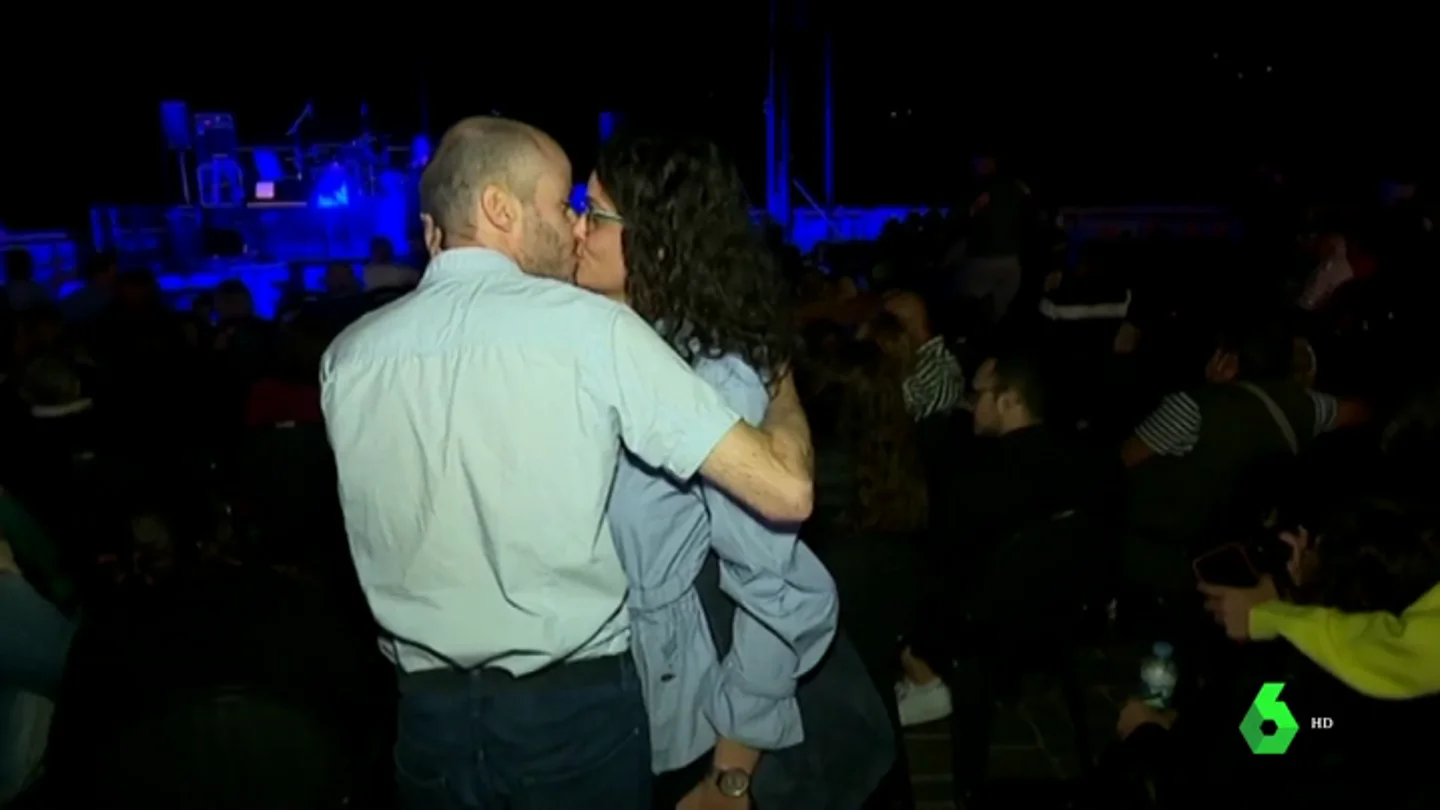 Una pareja besándose Una pareja besándose