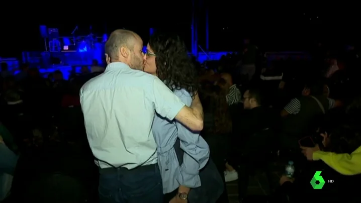 Una pareja besándose Una pareja besándose