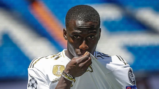 Ferland Mendy se besa el escudo del Real Madrid Ferland Mendy se besa el escudo del Real Madrid