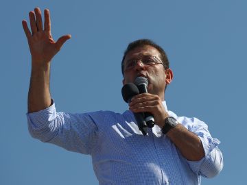 El candidato del Partido Popular Republicano CHP para el alcalde de Estambul, Ekrem Imamoglu, habla durante su campaña electoral en Estambul, Turquía. El candidato del Partido Popular Republicano CHP para el alcalde de Estambul, Ekrem Imamoglu, habla durante su campaña electoral en Estambul, Turquía.