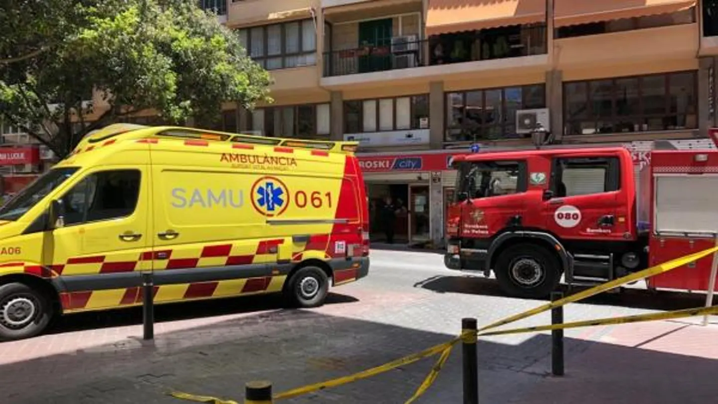 Una ambulancia del 061 y un camión de Bomberos de Palma Una ambulancia del 061 y un camión de Bomberos de Palma