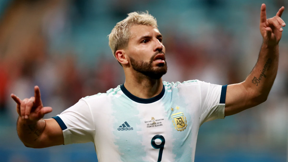 Agüero celebra un gol