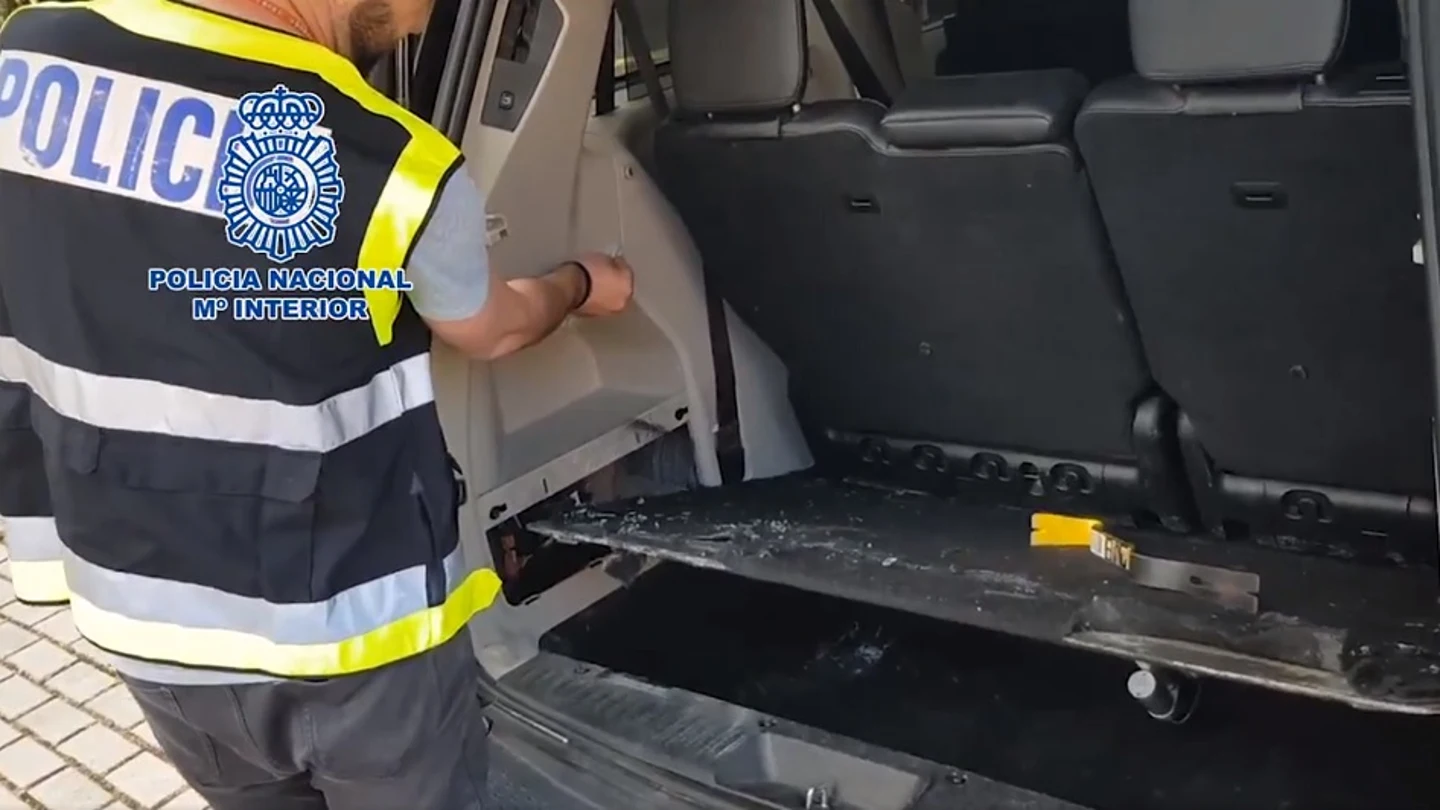 La Policía Nacional inspecciona uno de los coches donde guardaban la cocaína La Policía Nacional inspecciona uno de los coches donde guardaban la cocaína
