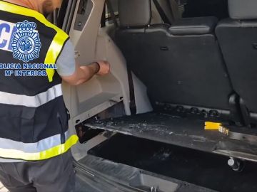 La Policía Nacional inspecciona uno de los coches donde guardaban la cocaína La Policía Nacional inspecciona uno de los coches donde guardaban la cocaína