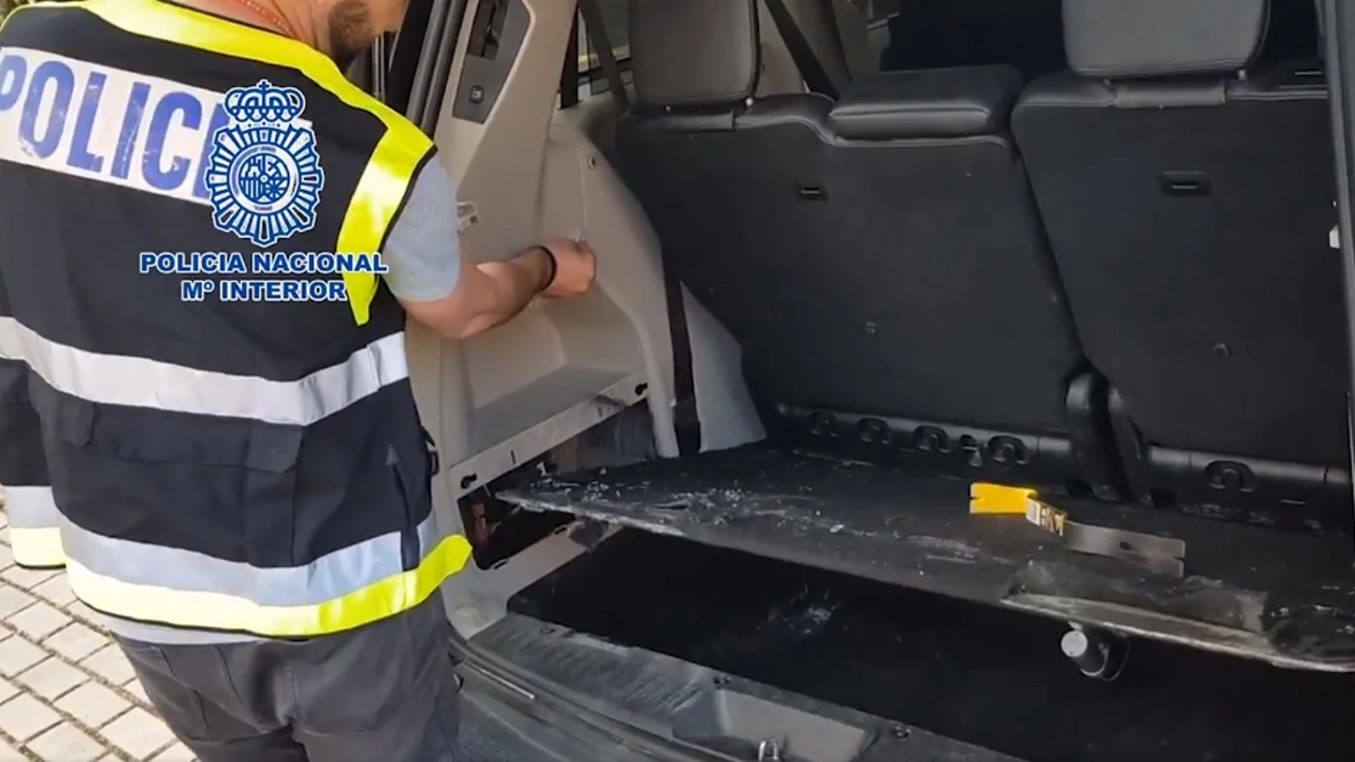 La Policía Nacional inspecciona uno de los coches donde guardaban la cocaína